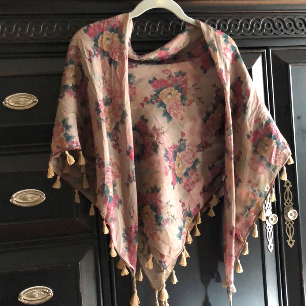MUDD square, tasseled scarf/shaw